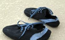 Mga sapatos na gawa sa bahay mula sa mga improvised na materyales