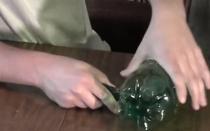 Fshesë e bërë nga një shishe plastike