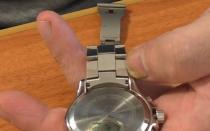 Pag-unlad ng trabaho ng technician upang palitan ang baterya sa isang wristwatch, mga tool na ginamit