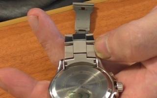 Postęp prac technika przy wymianie baterii w zegarku naręcznym, użyte narzędzia