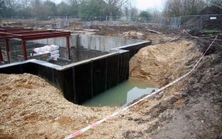 Стандарти за разстоянието от кладенец до къща в крайградски район Избор и инсталиране на основа за къща с високо ниво на подземните води